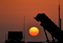 الدفاعات الخليجية تتصدى للمسيرات والصواريخ الإيرانية