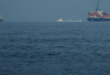 تفاصيل إصابة سفينة بمقذوف قبالة سواحل الإمارات ومضيق هرمز