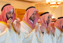 ولي العهد السعودي يؤدي صلاة عيد الفطر بالمسجد الحرام