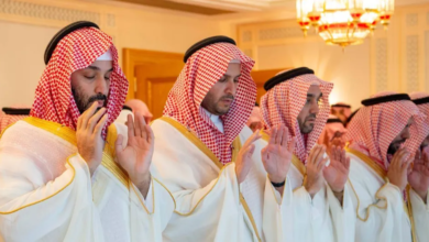 ولي العهد السعودي يؤدي صلاة عيد الفطر بالمسجد الحرام