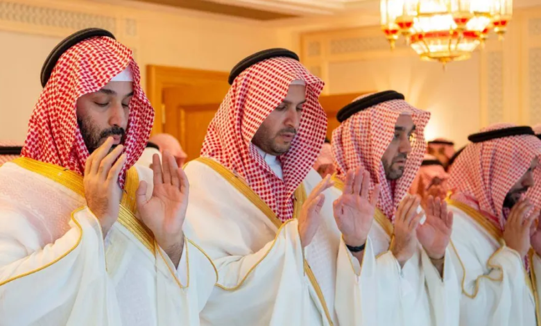 ولي العهد السعودي يؤدي صلاة عيد الفطر بالمسجد الحرام