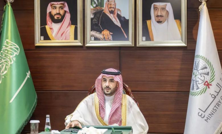 الأمير خالد بن سلمان ينقل إشادة القيادة بالقوات المسلحة