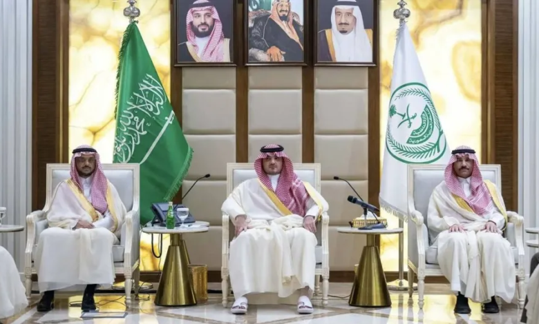 وزير الداخلية السعودي يشيد بكفاءة الأمن في مواجهة التحديات