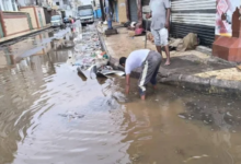 مياه الأمطار تغمر شوارع عدن وتكشف أزمة البنية التحتية