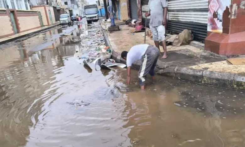 مياه الأمطار تغمر شوارع عدن وتكشف أزمة البنية التحتية