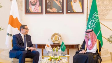 وزير الخارجية السعودي يبحث خفض التصعيد مع نظيره القبرصي