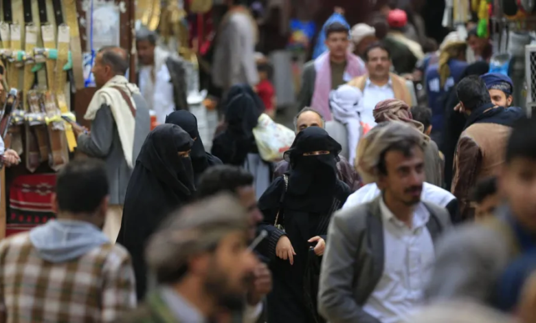 تجار حوثيون يغرقون أسواق صنعاء بالألعاب النارية الخطرة