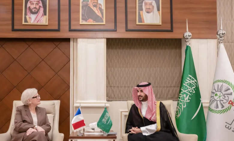 وزير الدفاع السعودي ووزيرة القوات الفرنسية: تعزيز التعاون