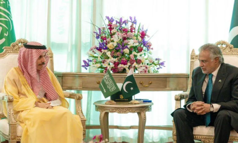 لقاء وزير الخارجية السعودي ونظيره الباكستاني لتعزيز التعاون