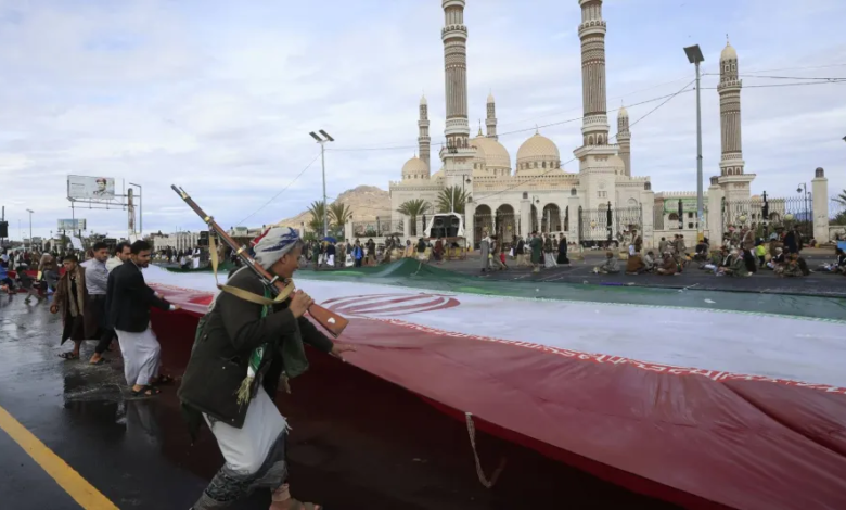 هل يؤدي التصعيد الإقليمي للحوثيين لتحرير ميناء الحديدة؟