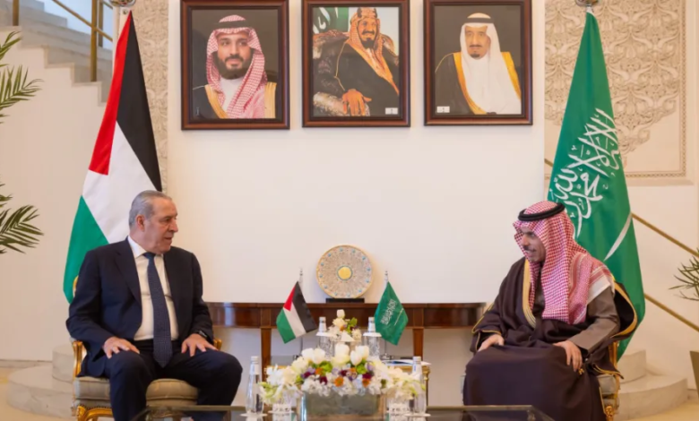 وزير الخارجية السعودي يبحث أوضاع غزة والضفة مع القيادة