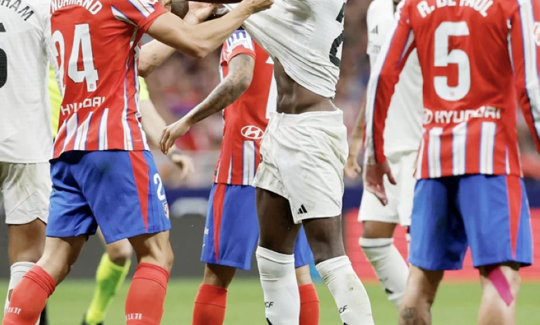 الحركات الاستفزازية في الملاعب: أسباب نفسية وعقوبات الفيفا