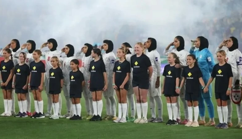 منتخب إيران للسيدات والنشيد الوطني: سر التحية العسكرية