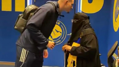 الخالة منيرة ونجوم النصر.. قصة وفاء في مباراة نيوم