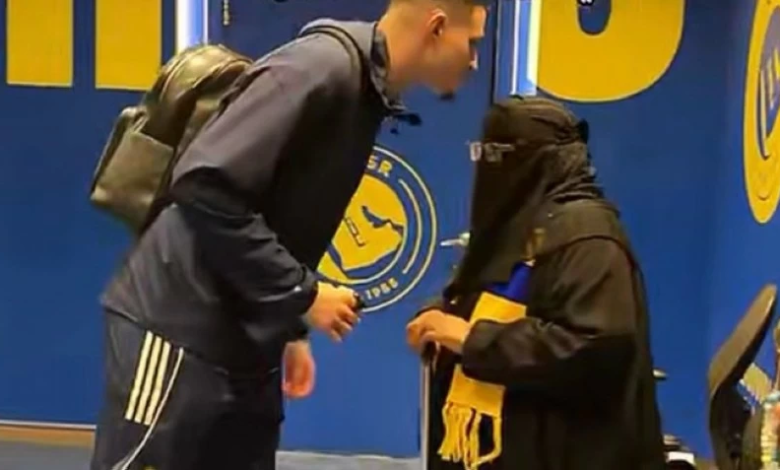 الخالة منيرة ونجوم النصر.. قصة وفاء في مباراة نيوم