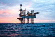 أسعار النفط تقترب من 105 دولارات وسط توترات الشرق الأوسط