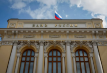 المركزي الروسي يخفض سعر صرف الروبل أمام الدولار واليورو