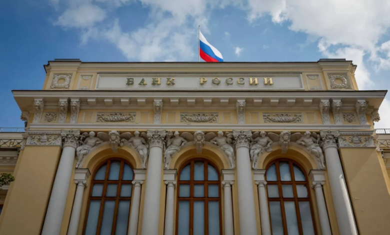 المركزي الروسي يخفض سعر صرف الروبل أمام الدولار واليورو