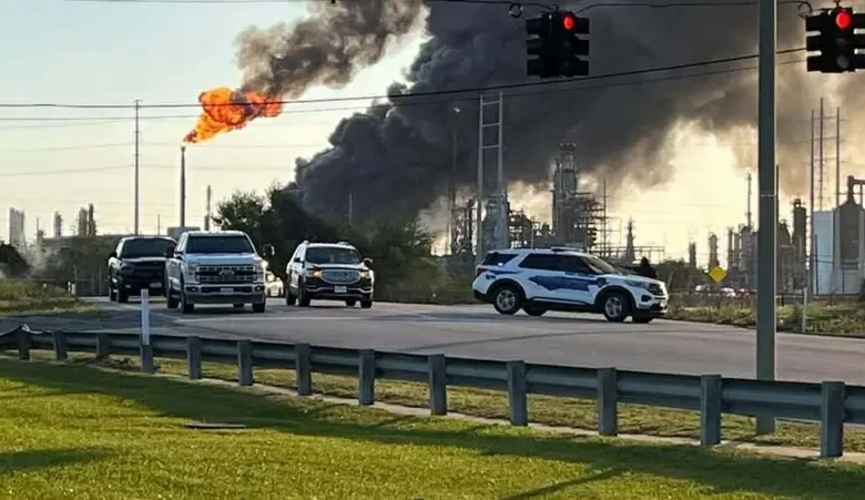 انفجار مصفاة نفط في تكساس: تفاصيل الحادث وتأثيراته
