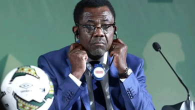 استقالة فيرون أومبا من الكاف بعد 30 عاماً | تفاصيل وأسباب