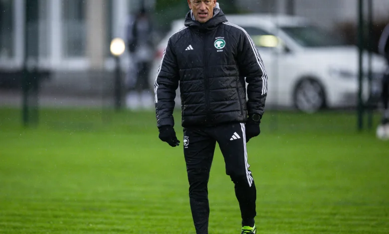 أرقام هيرفي رينارد السلبية تهدد مستقبله مع المنتخب السعودي