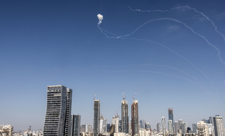 انفجارات في تل أبيب وطهران: تصعيد خطير بعد مقتل خامنئي