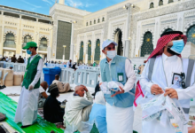 بيئة مكة واستدامة توزعان 2000 وجبة إفطار بالحرم المكي