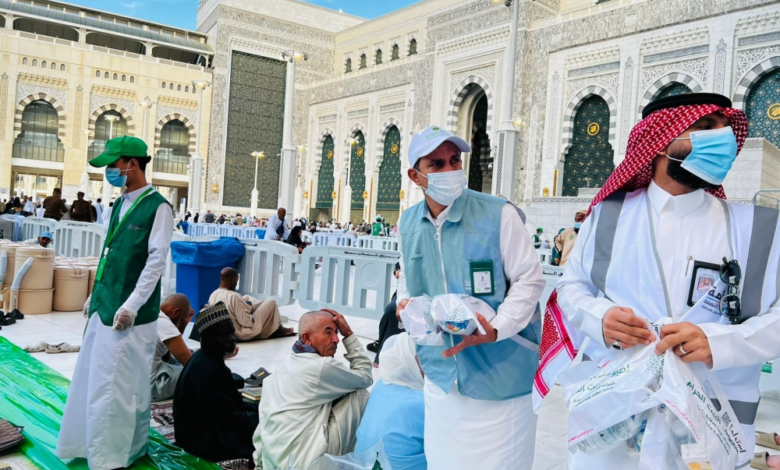 بيئة مكة واستدامة توزعان 2000 وجبة إفطار بالحرم المكي
