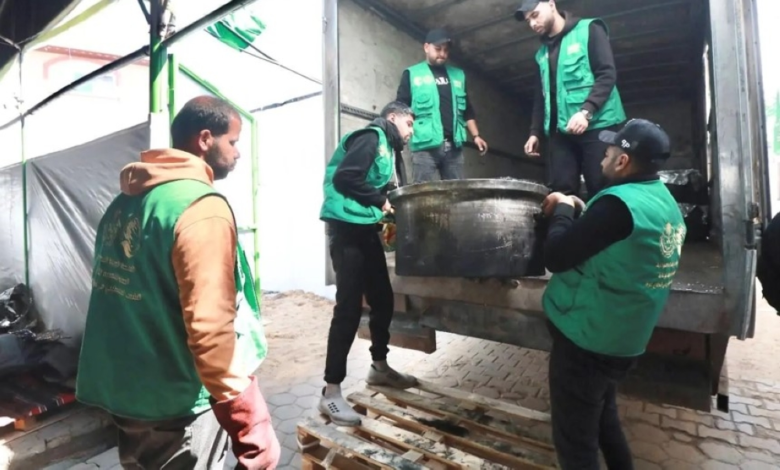 Saudi Arabia provides aid to Gaza: King Salman Center distributes 30,000 hot meals