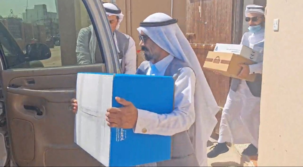 جانب من توزيع المساعدات الرمضانية في جمعية العيون الخيرية