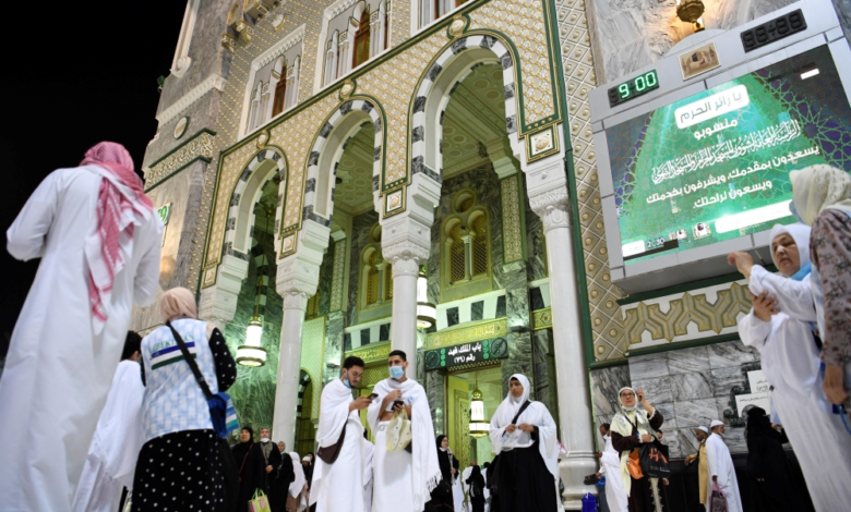 منع الجمعيات من التصوير في الحرمين: تفاصيل قرار يشمل 7498 جهة
