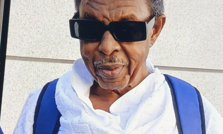 قائد كشفي سعودي يستضيف معتمراً تائهًا بمنزله في موقف إنساني