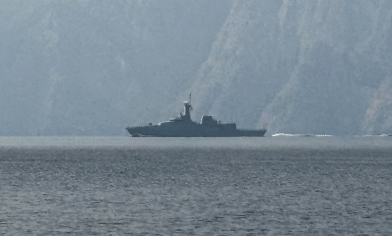 غرق فرقاطة إيرانية قبالة سريلانكا: فقدان 140 وتفاصيل الانفجار