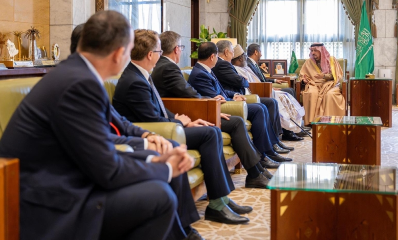 أمير الرياض يستقبل الدبلوماسيين للتهنئة برمضان نيابة عن القيادة