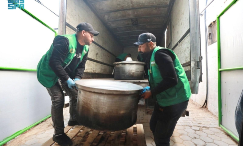 جهود مركز الملك سلمان للإغاثة في غزة: توزيع وجبات ساخنة للنازحين