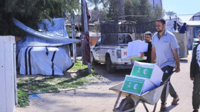 مركز الملك سلمان للإغاثة يوزع سلالاً غذائية وخياماً في غزة