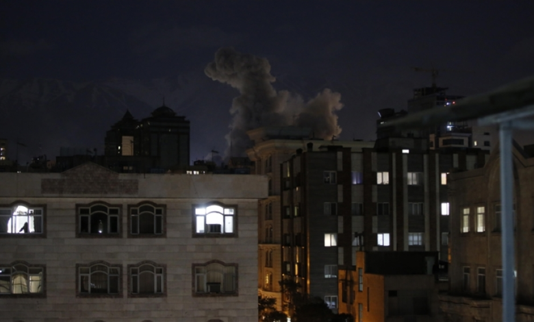 انفجارات طهران: قصف أمريكي ونزوح 100 ألف شخص