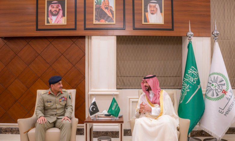 وزير الدفاع يبحث مع قائد الجيش الباكستاني الاعتداءات الإيرانية