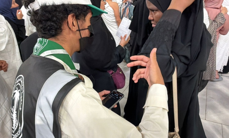 كشاف سعودي يسخر التقنية لخدمة ضيوف الرحمن بالحرم المكي
