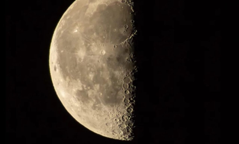 فلكية جدة: رصد التربيع الأخير للقمر وتفاصيل تضاريسه