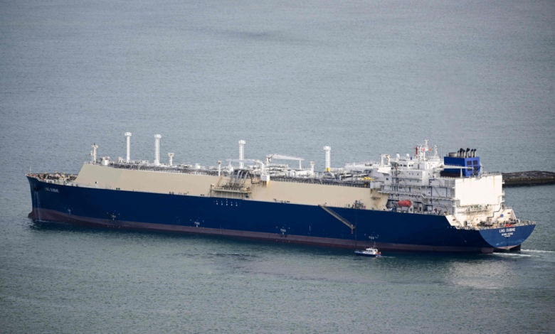 إصابة سفينة تجارية ثانية بمقذوف قبالة سواحل الإمارات