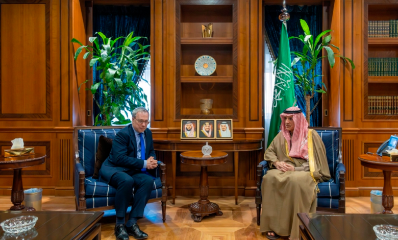 عادل الجبير يبحث تطورات المنطقة مع الخارجية البريطانية