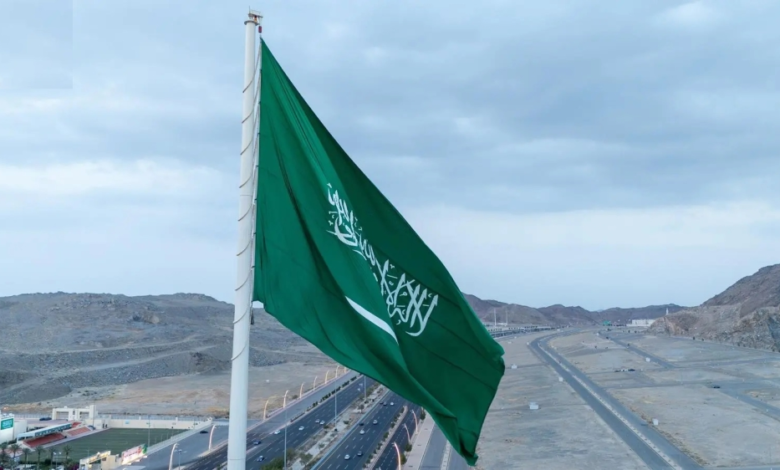 تركيب أعلى سارية للعلم السعودي في مكة بارتفاع 80 متراً
