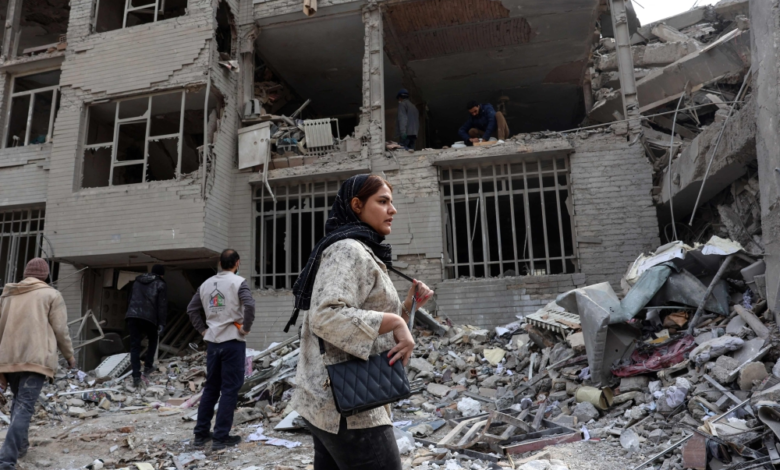 الجيش الأمريكي يقصف أهدافاً إيرانية وطهران تنفي بشدة