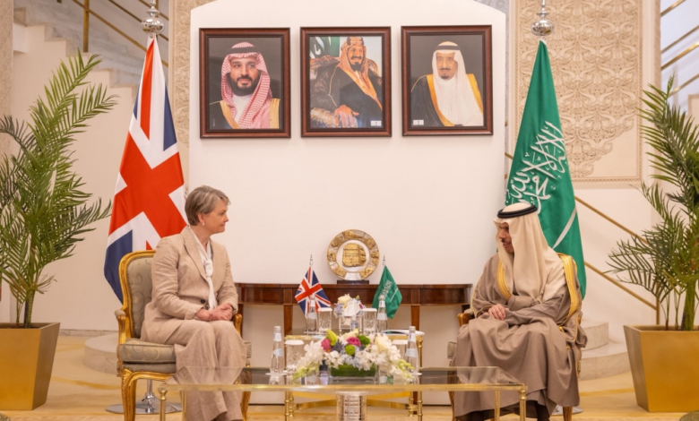 وزير الخارجية يبحث التطورات مع بريطانيا وإدانة لإيران