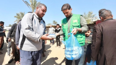 مركز الملك سلمان يوزع 24 ألف وجبة ساخنة للنازحين بغزة