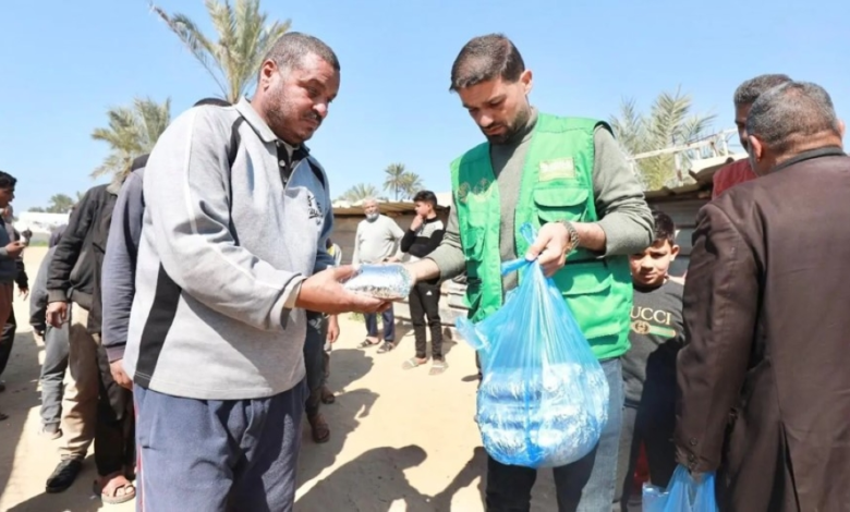 مركز الملك سلمان يوزع 24 ألف وجبة ساخنة للنازحين بغزة