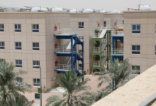 إيقاف الخدمات الحكومية للمخالفين لاشتراطات السكن العمالي