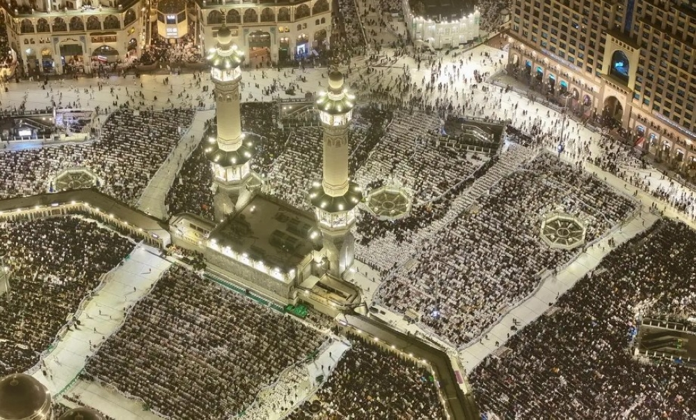 Crowds of worshippers in the Grand Mosque during the month of Ramadan