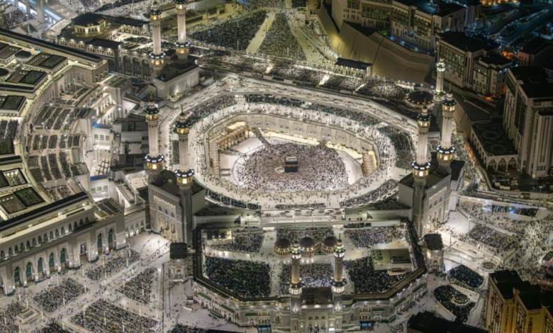 الحرمان الشريفان يستقبلان ملايين المصلين بليلة ختم القرآن